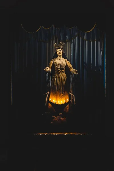 Pionowe Ujęcie Figury Matki Boskiej Ciemnym Miejscu Kościele — Zdjęcie stockowe