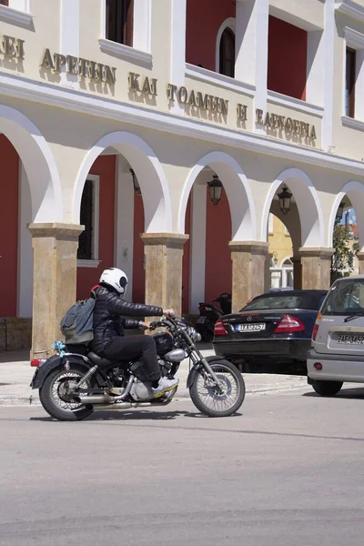 Motorcyklist Med Gammal Traditionell Byggnad Med Pelare Zakynthos Stad Grekland — Stockfoto