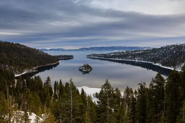 Eine Landschaft Des Tahoe Sees Umgeben Von Hügeln Unter Wolkenverhangenem — Stockfoto