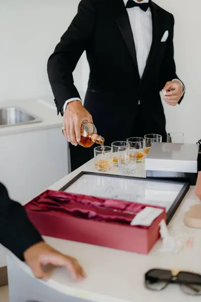 Closeup Male Suit Pouring Drinks Glasses — Stock Photo, Image
