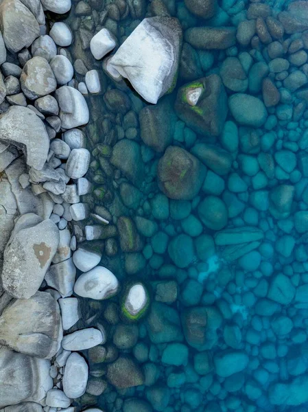アメリカのタホ湖の岩場の海岸の垂直空撮 — ストック写真