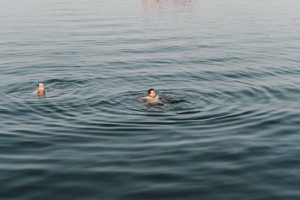 Dwóch Mężczyzn Pływających Jeziorze Pichola Udaipur Indie — Zdjęcie stockowe