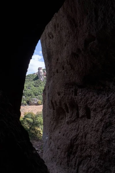 Güneşli Bir Günde Arka Planında Yeşil Tepeler Olan Bir Mağaranın — Stok fotoğraf