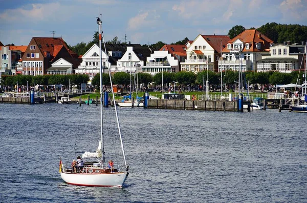 Båt Seglar Floden Trave Omgiven Traditionella Byggnader Sommardag Tyskland — Stockfoto
