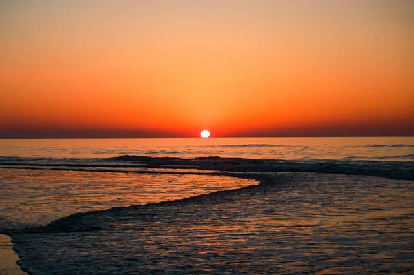 Krásný Červený Západ Slunce Nad Jezerem Erie Klidnými Vlnami — Stock fotografie