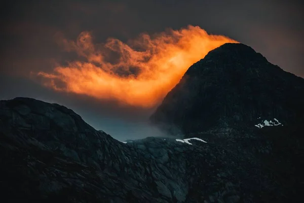 Eine Faszinierende Aufnahme Des Sonnenuntergangs Mit Orangen Wolken Über Schroffen — Stockfoto