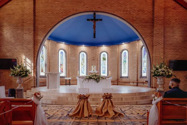 Een Bruiloft Steeg Een Kerk Klaar Voor Plechtigheid — Stockfoto