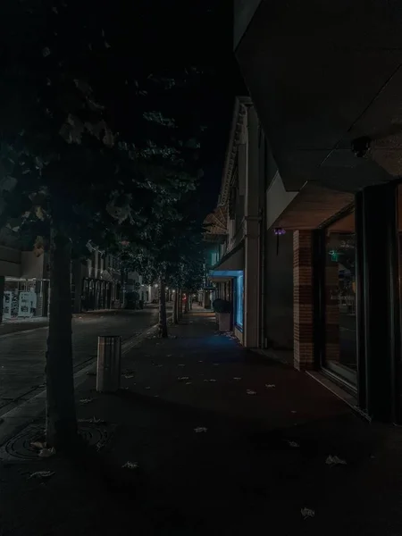 Eine Vertikale Aufnahme Eines Leeren Bürgersteigs Der Nacht — Stockfoto