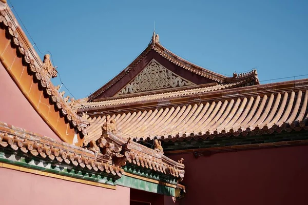 Gros Plan Beaux Détails Sur Temple Asiatique Contre Ciel Bleu — Photo