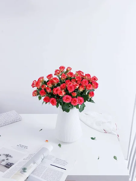 Plan Vertical Beau Bouquet Roses Dans Vase Blanc Sur Une — Photo