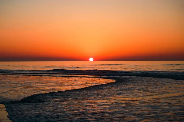 Malebný Záběr Mořské Vlny Při Západu Slunce — Stock fotografie