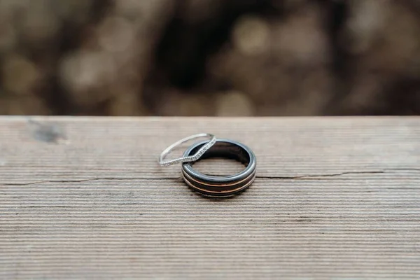 Closeup Engagement Rings Wood — Stock Photo, Image