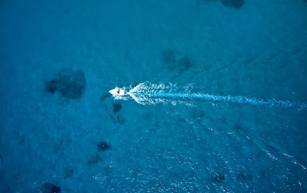 海の澄んだ青い水の中のモーターボートの空中写真 — ストック写真