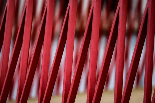 Ένα Κοντινό Πλάνο Ενός Κόκκινου Μεταλλικού Φράχτη Ένα Πάρκο Ιδανικό — Φωτογραφία Αρχείου