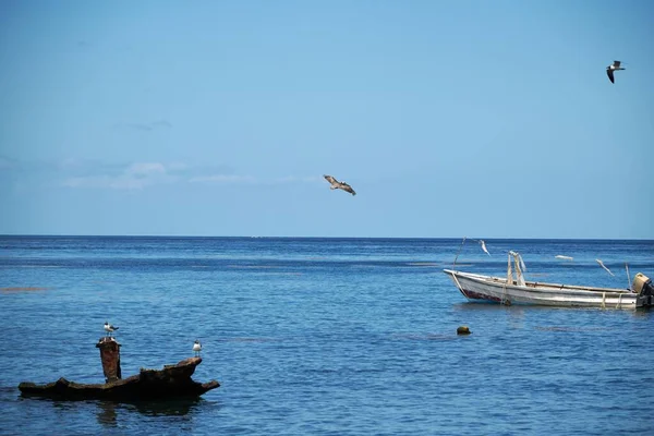 Eine Schöne Aufnahme Von Blauem Meerwasser Mit Booten Und Einem — Stockfoto