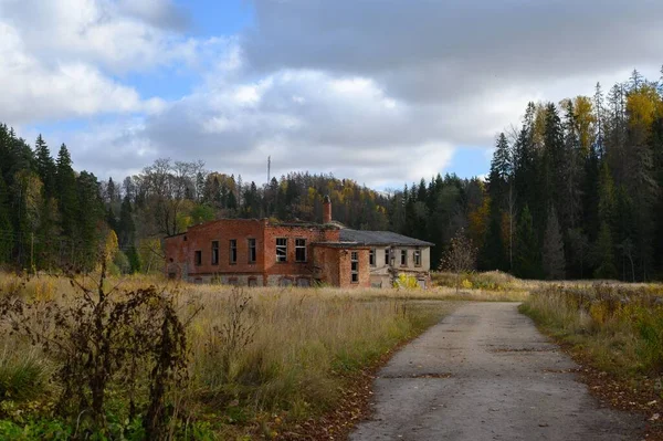 Antiguo Edificio Fábrica Abandonado Campo Otoño Una Granja Rural —  Fotos de Stock