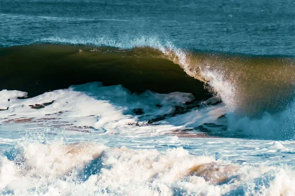Великі Хвилі Бризкають Ють Березі — стокове фото
