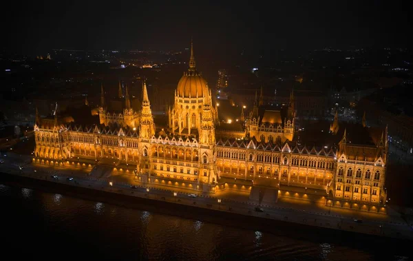 匈牙利议会大厦的无人驾驶飞机夜间在布达佩斯拍摄 — 图库照片