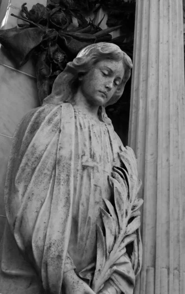 Vertical Grayscale Shot Sculpture Recoleta Cemetery Buenos Aires Argentina — Stock Photo, Image
