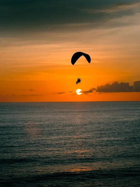 Zdjęcie Sylwetki Osoby Paralotniarza Nad Brzegiem Morza Zachodzie Słońca — Zdjęcie stockowe