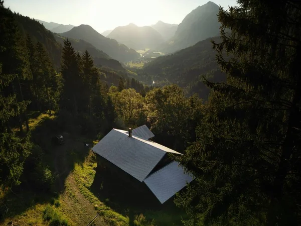 Drone Aéreo Disparado Uma Pequena Casa Idílica Nas Montanhas — Fotografia de Stock