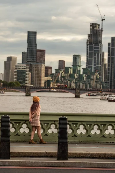 Plano Vertical Una Chica Caminando Por Puente Mirando Paisaje Urbano — Foto de Stock