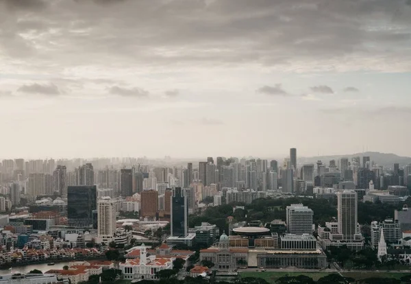 Огляд Singapore Skyline Dusk — стокове фото