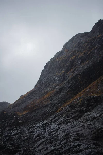 Stenig Klippa Vid Flod Med Dimmig Himmel Vid Horisonten Murmansk — Stockfoto