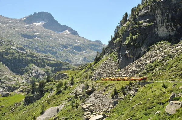 Het Uitzicht Rotsachtige Groene Helling Met Een Trein Laruns Frankrijk — Stockfoto