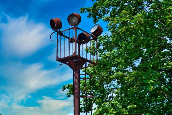 Primer Plano Una Torre Vigilancia Oxidada Con Enormes Focos Parte — Foto de Stock