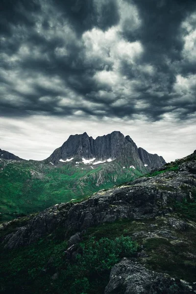 Vertikal Bild Stormig Himmel Över Steniga Berg Norra Norge — Stockfoto