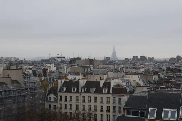 Das Stadtbild Von Paris Und Der Von Wolken Bedeckte Eiffelturm — Stockfoto