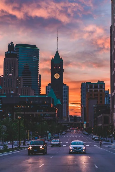 ミネアポリスの時計塔の上の絵のようなピンク色の夕日の空 — ストック写真