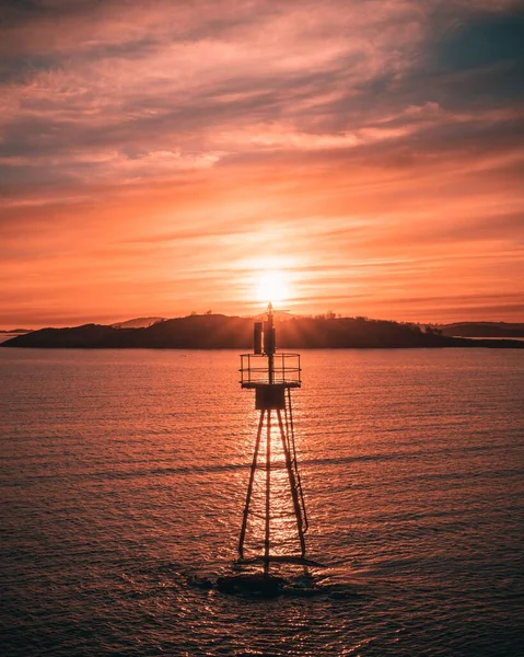 Een Verticaal Schot Van Een Uitkijktoren Zee Bij Gouden Zonsondergang — Stockfoto