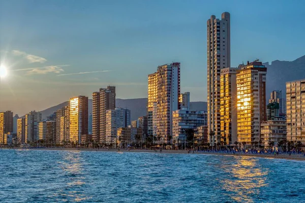 Levante Spanya Daki Göl Kenarındaki Modern Binaların Alçak Açılı Görüntüsü — Stok fotoğraf