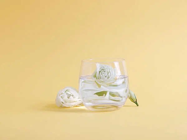 Zbliżenie Ujęcia Białej Róży Szklance Wody — Zdjęcie stockowe