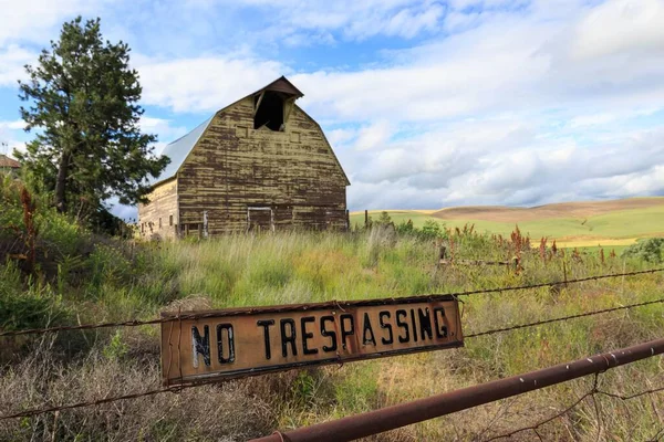 Old Barn Eastern Washington Rusty Trespassing Sign — Stock Photo, Image
