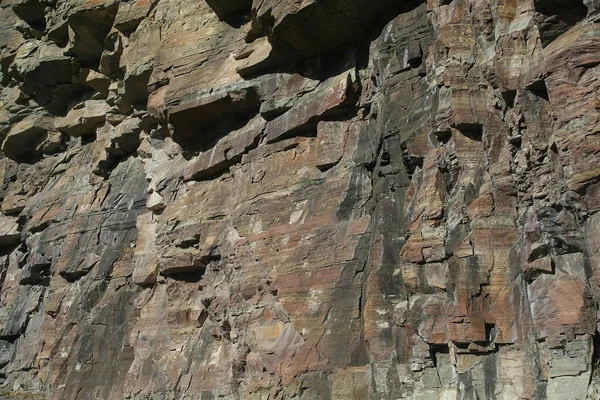 背景とオーバーレイのための晴れた秋の日に大きな岩の崖のクローズアップショット — ストック写真