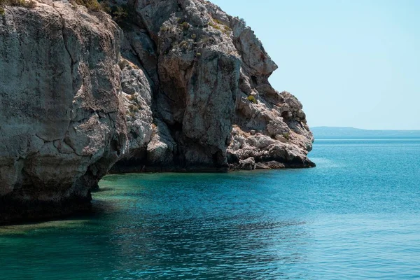 Eine Schöne Aufnahme Rauer Klippen Der Küste Eines Azurblauen Meeres — Stockfoto
