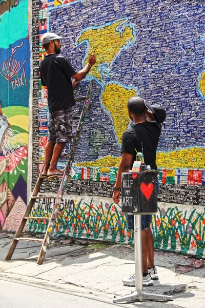 Brezilya Rio Janeiro Sokaklarında Büyük Bir Sanat Eseri Çizen Erkeklerin — Stok fotoğraf