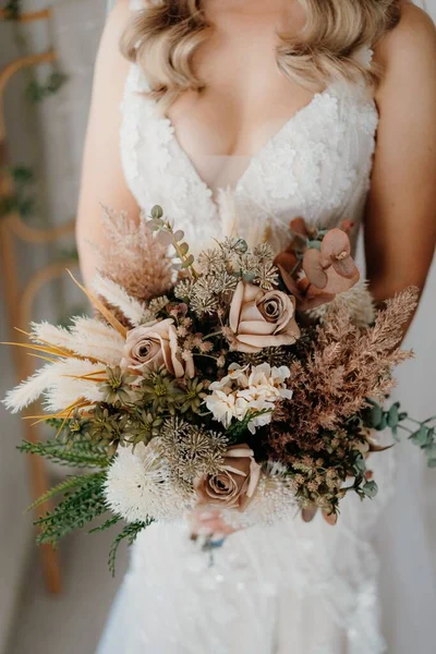 結婚式の花束を持った花嫁のクローズアップ — ストック写真