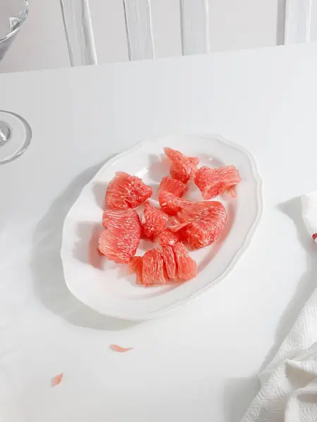 Vertical Shot Plate Red Pomelo Pieces White Table — Stock Photo, Image