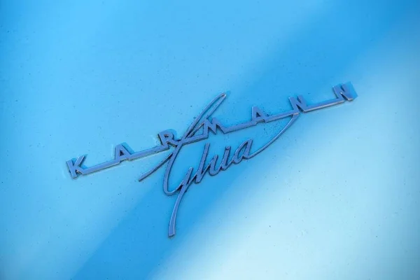 Ein Hinteres Emblem Des Volkswagen Karmann Ghia Coupé Klassikers Ein — Stockfoto
