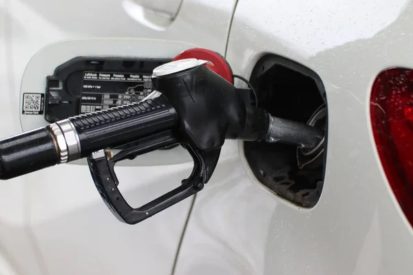 Beyaz Bir Araba Dolum Tabancasının Yakın Çekimi Yakıt Fiyatlarındaki Artış — Stok fotoğraf