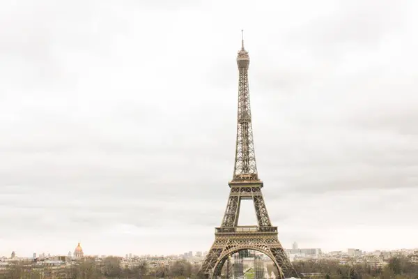 Paris Fransa Eyfel Kulesi Nin Beyaz Bulutlu Gökyüzü Arka Planının — Stok fotoğraf