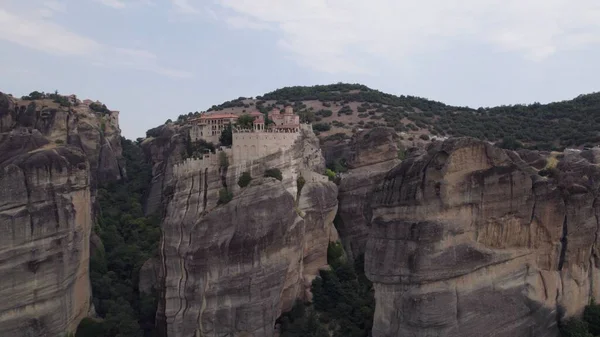 ギリシャのメテオラ岩の形成にヴァルラーム修道院の空中ショット — ストック写真