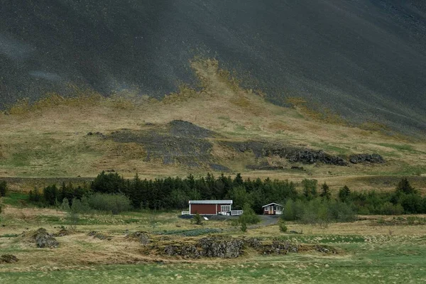 Gyönyörű Kilátás Nyílik Egy Hangulatos Ház Festői Természeti Kilátással Izlandon — Stock Fotó