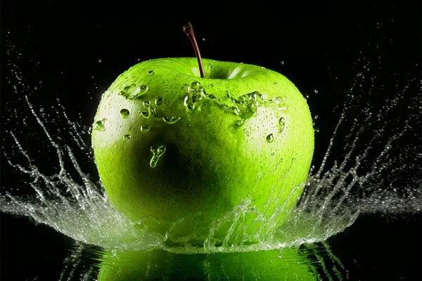 Zielone Jabłko Kroplami Wody Soku Wody Odizolowane Czarnym Tle — Zdjęcie stockowe