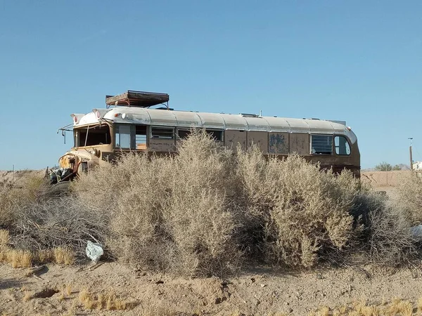 在沙漠地区中间的一辆旧公共汽车 — 图库照片