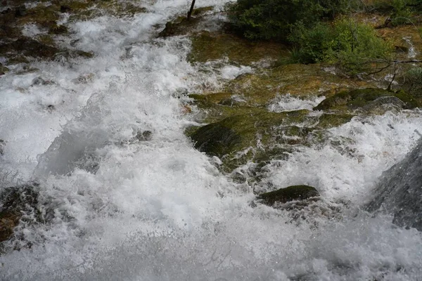 Das Fließende Wasser Der Mündung Des Wasserfalls Ist Erschreckend Hoch — Stockfoto